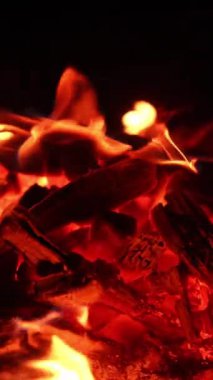 Kamp ateşini yakın. Yakacak odun yakma konsepti. Dikey video