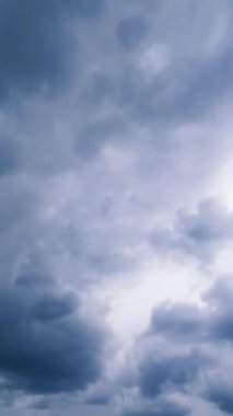 Akan güneş ışığı manzaralı gökyüzü. Bulutlarla kaplı mavi bir gökyüzü. Dikey video