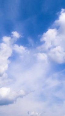 Gökyüzünde akan bulutlar. Mavi yaz rime gecikme bulutları. Dikey video