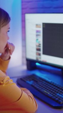 Evde video izleyen bir genç. Evdeki bilgisayara bakan genç bir kadın.