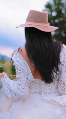 Dağlarda güzel bir gelin. Dağlara bakan uzun elbiseli güzel bir kadın.