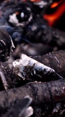 ?yanan ahşap ile hargrill. Et ızgara önce kömür hazırlayın