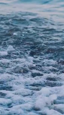 Sahildeki deniz dalgaları. Sahilde dalgalar kopuyor.