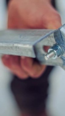 Fotovoltaik sistem kurulumu. Metal platformu kuran profesyonel işçi