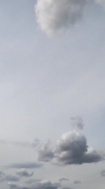 Kasvetli gökyüzü bulutlu oluşum. Kümülüs gri bulutlu yağmurlu bir gökyüzü. Zaman ayarlı. Düşük açı. Dikey video