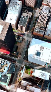 Amerikan şehri Seattle hava manzaralı. Washington eyalet merkezi İHA uçuşu. Dikey video