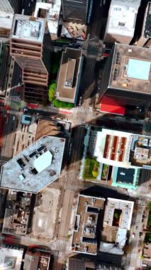 Şehir merkezindeki şehir binaları. American Manhattan hava manzaralı. Dikey video