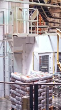 Robot ekipmanlı endüstriyel arka plan. Fabrika robotu. Üretim. Fütürist teknolojiler. Dikey video
