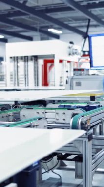 Güneş panelleri üretim tesisi, yeşil enerji konsepti. Özel makineli sanayi bölgesi. Modern fabrikada teknoloji bölgesi. Dikey video