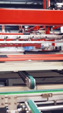 Solar Pannels üretim fabrikasında çalışan endüstriyel robot, Robot El İzleme Kontrolörü. Yeşil enerji konsepti. Dikey video