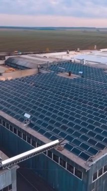 Hava güneş fotovoltaik panelleri. Çatıdaki güneş panellerinin hava görüntüsü