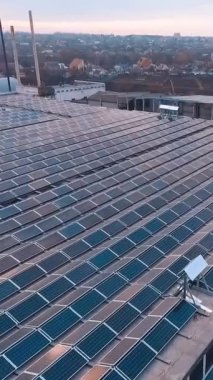 Yukarıdan gelen güneş enerjisi. Çatıdaki güneş enerjisinin hava görüntüsü