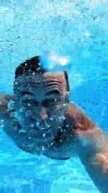 Havuzda su altında yüzen adam. Bilardoda selfie çeken bir adam.