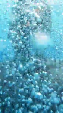 Havuzda yüzen adam. Havuzda yüzen yakışıklı adam.