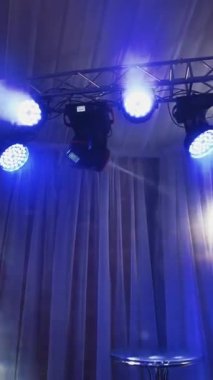 Konserde sahne ışıkları. Sahne arkası projektörlü konser