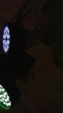 Lazer ışınlı sahne ışıkları. Konser sırasında projektör sahnesinin görüntüsünü kapat
