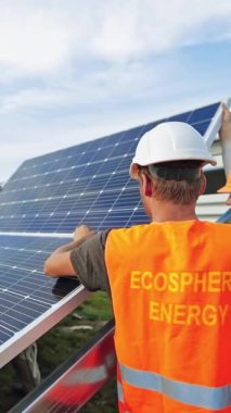 Enerji çözümü için yenilikçi bir çözüm. Metal inşaatına güneş panelleri kuran profesyonel işçiler