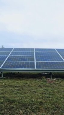 Güneş enerjisi panelleri. Güneş enerjisi santralinden yeşil enerjinin icadına