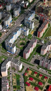 Şehir blokları olan bir şehir. Binaların ve apartmanların aşağı manzarası