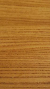 Profesyonel baristadan taze kahve. Barista misafirlere barın üstünde kahve servisi yapıyor.