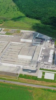 Endüstriyel bölgenin havadan görünüşü. Modern depo, fabrika binaları ve dağıtım merkezleriyle banliyö sanayi bölgesinin hava manzarası