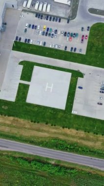 Endüstriyel bölge manzarası. Banliyö sanayi bölgesinin havadan görünüşü