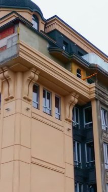 Apartman kompleksinin havadan görünüşü. Modern yüksek katlı çok katlı apartmanın dış cephesi