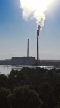 Termal santralin görüntüsü. Termik santralli sanayi manzarası