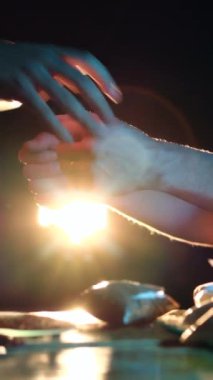 Polis bir uyuşturucu satıcısını kelepçeliyor. Yasadışı uyuşturucu kaçakçılığı. Dikey video