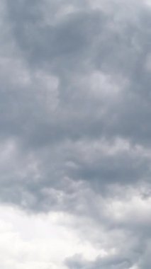 Hoş olmayan gri bulut gökyüzünü kapladı. Yağmur öncesi dramatik bulutlu ufuk. Düşük açı. Zaman ayarlı. Dikey video