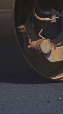 Yol silindiri asfalt yolda. Asfalt rulo taze asfalt. Otobanda yeniden yapılanma. Yakın plan. Dikey video