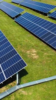 Hava görüntüsü. Mavi güneş panellerinin üst görüntüsü. Yeşil enerji. Pannels sahada. Dikey video