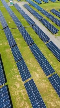 Hava görüntüsü. Mavi güneş panellerinin üst görüntüsü. Yeşil enerji. Pannels sahada. Dikey video