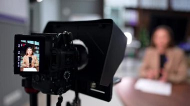 Bir kadın konuşmacıyı gösteren modern kamera görüntüsü. Kapatın. Kadın konuşur ve bir blog için video hazırlar. Bulanık arkaplan.