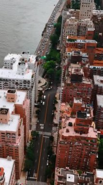 Şehir merkezindeki New York yollarında trafik vardı. Hudson Nehri 'nin en üst manzarası. Dikey video