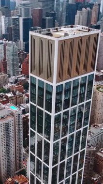 Muhteşem gökdelenler şehir panoramasının üzerinde. New York 'u gündüz gözüyle tepeden görmek nefes kesici. Dikey video