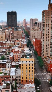 Farklı yükseklikteki yerleşim alanlarının binaları. Havadan bakınca New York 'un engin manzarası. Dikey video