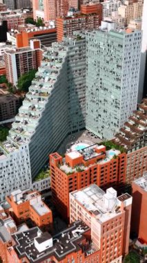 New York 'un alışılmadık modern mimarisi. New York hava perspektifinin güneşli manzarası. Dikey video