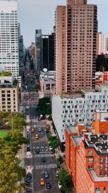 Yoğun yolun yukarısındaki görüntüler geleceğin modern mimarisi boyunca ilerliyor. New York manzarası tepeden. Dikey video