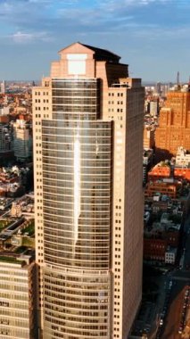Sabahları New York 'un harika güneşli şehri. Metropolis Panoraması 'nda çeşitli mimariler var. Üst Manzara. Dikey video