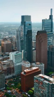 Philadelphia gökdelenleri New York mimarisi arasında göze çarpıyor. Metropolün geniş bir manzarası var. Dikey video