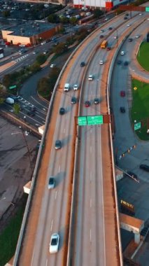 Trafiğin yoğun olduğu otobanlar üzerinde uçmak. Philadelphia yolları hava perspektifinden. Dikey video