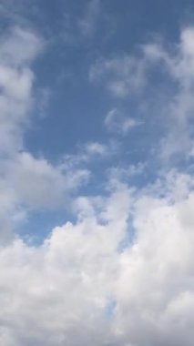 Atmosferde beyaz, yumuşak bulutlar birikiyor. Gökyüzünde yağmur bulutları toplanıyor. Zaman Uygulaması.