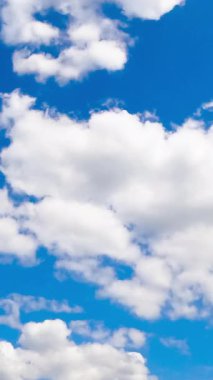 Gök kubbede dönüşen yumuşak beyaz bulutlar. Güzel bulutlar hareket eden zaman çizelgesi.