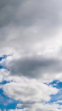 Beyaz yumuşak bulutlar ağır gri bulutlara dönüşüyor. Yağmur bulutları oluşumu. Zaman Uygulaması.