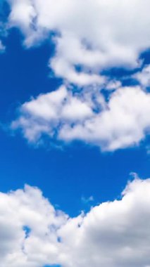 Yumuşak yumuşak bulutlar gökyüzünde şekillerini değiştiriyorlar. Kümülüs bulutlu yaz mavi ufku. Zaman Uygulaması.