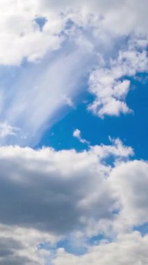 Atmosferde hızla değişen güzel beyaz bulutlar. Güneşin ışığında yumuşak bulutlu bir manzara. Aşağıdan bak. Zaman Uygulaması.