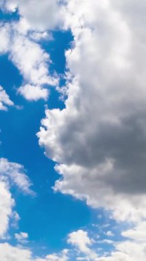 Ufukta iki büyük bulut bir araya geliyor. Gökyüzü bulutlarla kaplı. Aşağıdan bak. Zaman Uygulaması.