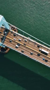 Güzel köprünün üstünde altı şeritli bir yol üzerinde uçuş. Yat köprünün altından geçiyor. Üst görünüm.