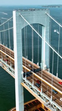 Throgs Boyun Köprüsü 'nün yollarında trafik vardı. Doğu Nehri 'nde bir sürü yat ve tekne var. Üst görünüm.